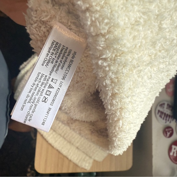 Barefoot Dreams Scarf and Hat set - Picture 4 of 6